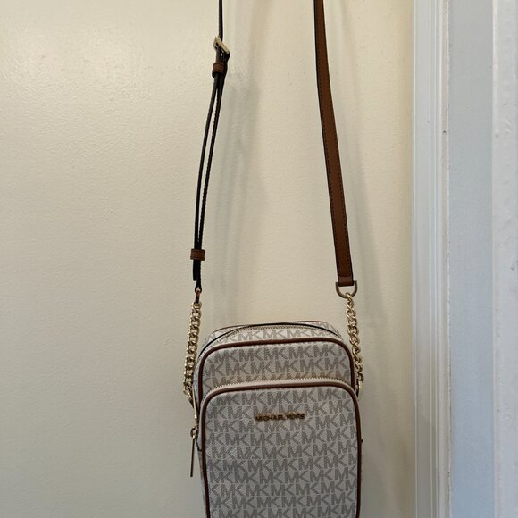 VGUC Michael Kors Jet Set Travel Medium Logo Crossbody Bag in Vanilla Colorway - Picture 9 of 11